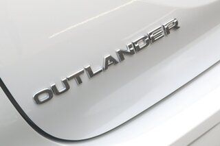2023 Mitsubishi Outlander ZM MY24 ES 2WD White Diamond 8 Speed Constant Variable Wagon